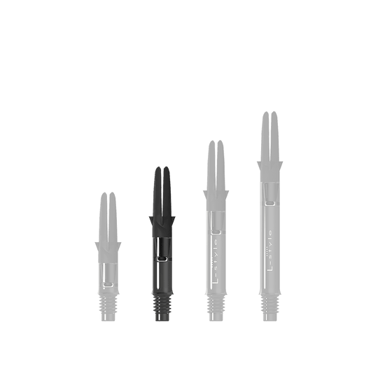 L-L-Style-Shaft Carbon Silent Straight - Nero Das Bild zeigt drei schwarze Dartshafts in unterschiedlicher Länge. Sie sind aus Carbon gefertigt und tragen die Aufschrift "L-Style".