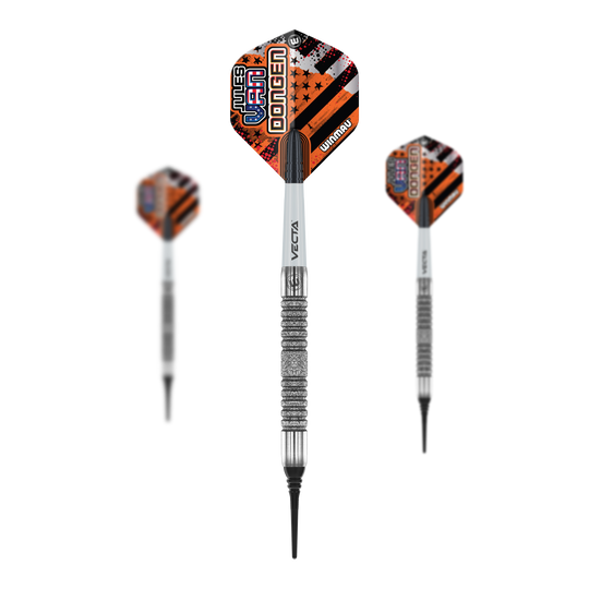 Freccette morbide Winmau Jules Van Dongen - 20g Das Bild zeigt drei Winmau Jules Van Dongen Softdarts mit einem Gewicht von 20g. Die Darts haben auffällige, orange-schwarze Flights und eine silberne, geriffelte Griffzone.