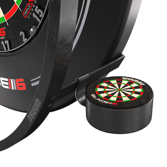 Set di accessori al plasma Winmau Das Bild zeigt das Winmau Plasma Zubehör Set für Dartscheiben. Zu sehen sind Teile des Zubehörs sowie ein Element mit einem aufgedruckten Dartboard-Design.