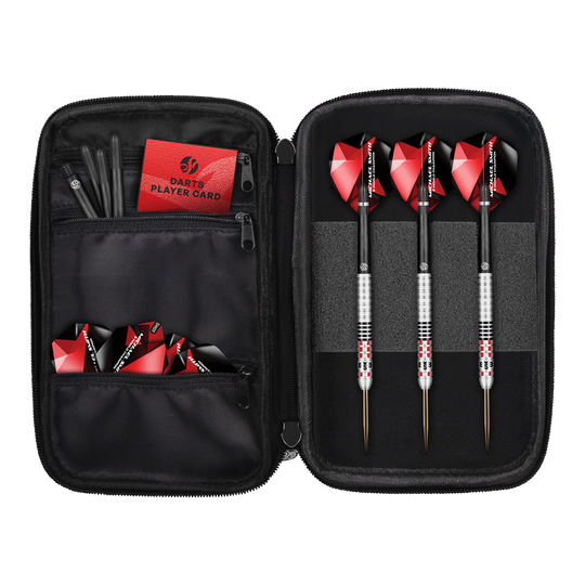 Shot Michael Smith Campione del Mondo Custodia per freccette tascabile - Vittoria Das Bild zeigt das Produkt "Shot Michael Smith World Champion Pocket Dartcase - Victory". Im Etui befinden sich drei Darts, Ersatzteile und eine Darts-Spielerkarte, alles ordentlich verstaut.