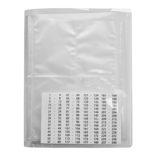 raccoglitore vuoto per collezionisti Panini Der Panini Blanko Sammelordner ist zu sehen. Er eignet sich zum Sammeln und Aufbewahren von Panini-Stickern.