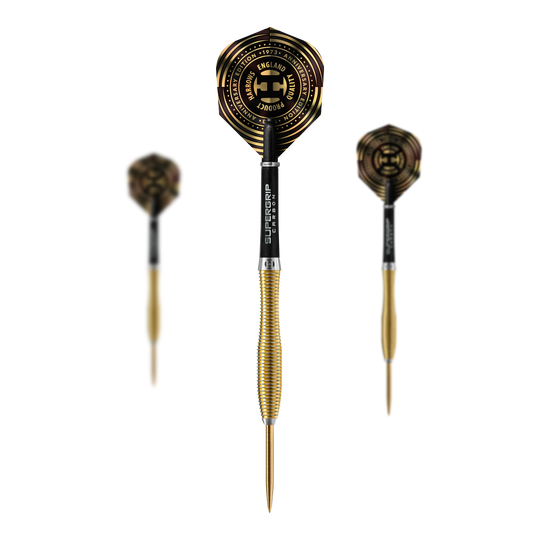 Freccette in acciaio V-Wing Harrows Anniversary Edition Das Bild zeigt die Harrows Anniversary Edition V-Wing Steeldarts. Die Darts haben ein gold-schwarzes Design mit auffälligen Flights und einem geriffelten Griff.