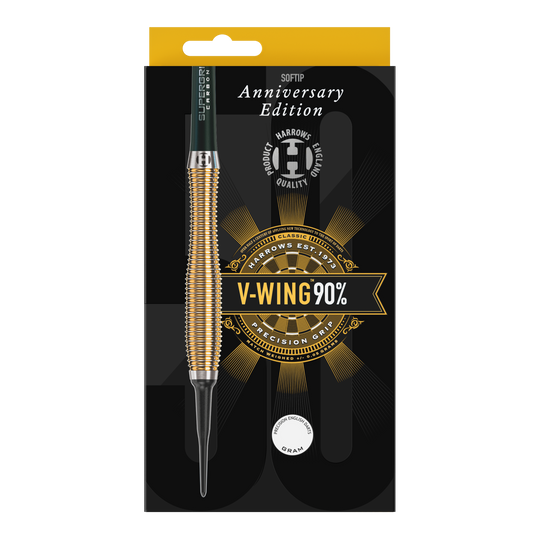 Freccette morbide V-Wing Harrows Anniversary Edition - 18 g Auf dem Bild ist eine Packung der "Harrows Anniversary Edition V-Wing Softdarts - 18g" zu sehen. Die Verpackung ist schwarz-gold gestaltet und hebt die Präzisionsqualität und den 90%igen Tungsten-Anteil hervor.