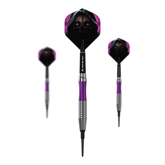 Freccette morbide Mission Phantom Brass - 18 g Das Bild zeigt drei Softdarts des Modells "Mission Phantom Brass Softdarts - 18g". Die Darts haben einen silbernen und lila Griff sowie Flights mit einem Totenkopf-Motiv.