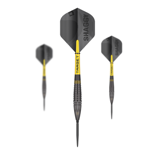 Freccette in acciaio Target Scott Williams Shaggy Black Swiss Point Das Bild zeigt drei Steeldarts des Modells "Target Scott Williams Shaggy Black Swiss Point". Die Darts sind überwiegend schwarz mit gelben Elementen und haben Flights mit der Aufschrift "SHAGGY".