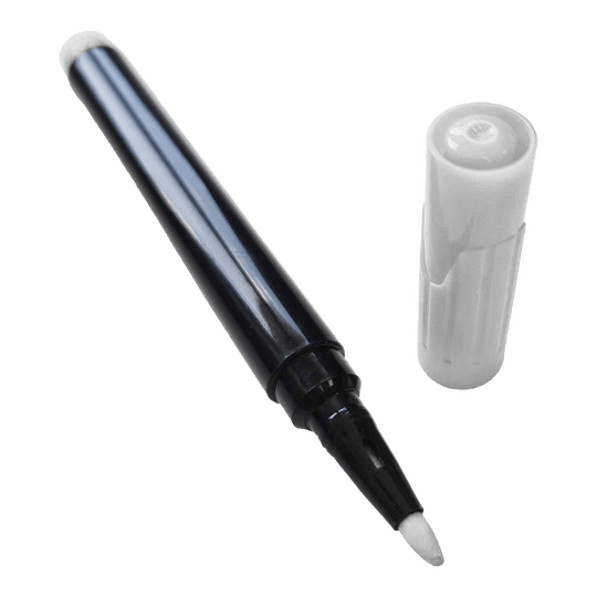 Segnaposto Auf dem Bild ist ein schwarzer Whiteboardmarker mit abgenommener weißer Kappe zu sehen. Der Marker liegt schräg, während die Kappe daneben steht.