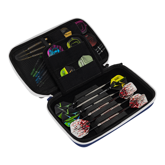 Portafoglio per freccette Harrows Smart Case XL Das Bild zeigt ein geöffnetes Dart-Etui mit mehreren Darts und Zubehörteilen. In den Fächern sind verschiedene Flights und Spitzen ordentlich verstaut.