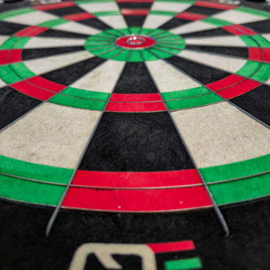 Bersaglio per freccette in acciaio equalizzatore Winmau Das Bild zeigt das Winmau Equalizer Steeldartboard. Es handelt sich um ein Dartboard für Steeldarts.