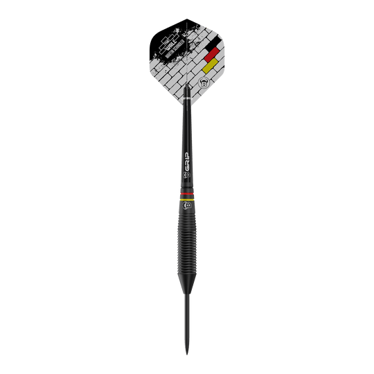 Bulls Martin Schindler The Wall Black Brass Steeldarts Auf dem Bild ist ein schwarzer Steeldart abgebildet, der das Design "Bulls Martin Schindler The Wall Black Brass" trägt. Die Flight zeigt ein Ziegelmuster mit den Farben Schwarz, Rot und Gelb.