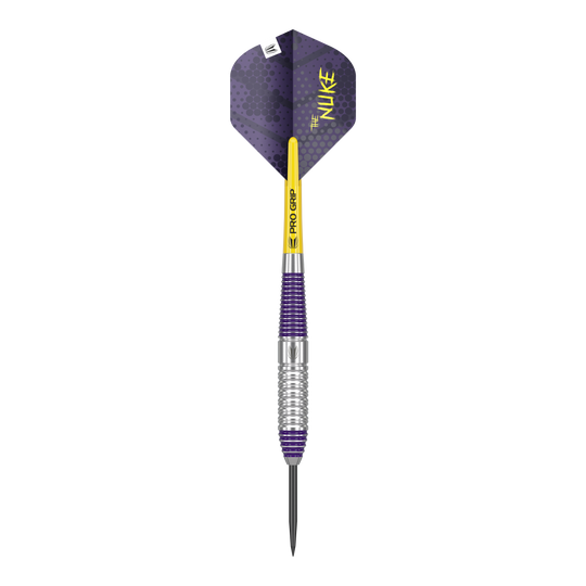 Freccette Target Luke Littler in ottone e acciaio - 22 g Das Bild zeigt einen Target Luke Littler Brass Steeldart mit einem Gewicht von 22g. Der Dart hat violette und silberne Elemente sowie einen gelben Schaft mit der Aufschrift „PRO GRIP“.
