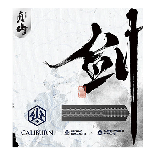 Freccette in acciaio Caliburn Sword S1 Das Bild zeigt die Verpackung der "Caliburn Sword S1 Steeldarts". In der Mitte ist ein Dartpfeil abgebildet, umgeben von asiatischer Kalligrafie.