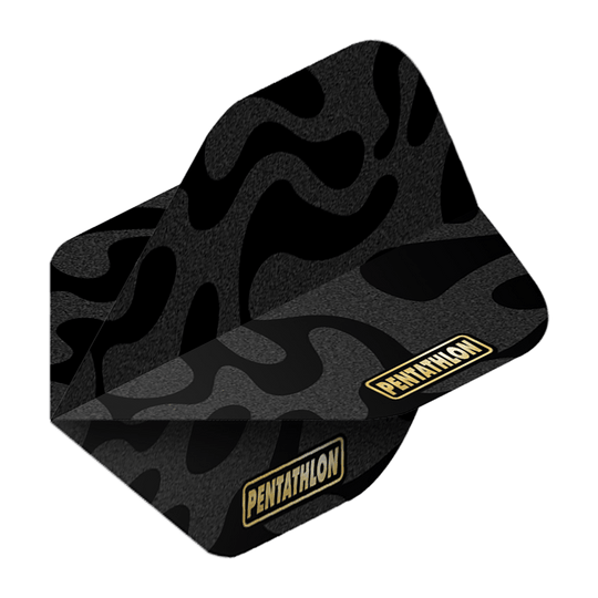 Voli Pentathlon RT Camo Das Bild zeigt das Produkt "Pentathlon RT Camo No2 Standard Flights". Die Flight hat ein schwarzes Camouflage-Muster und das Pentathlon-Logo in Gelb.
