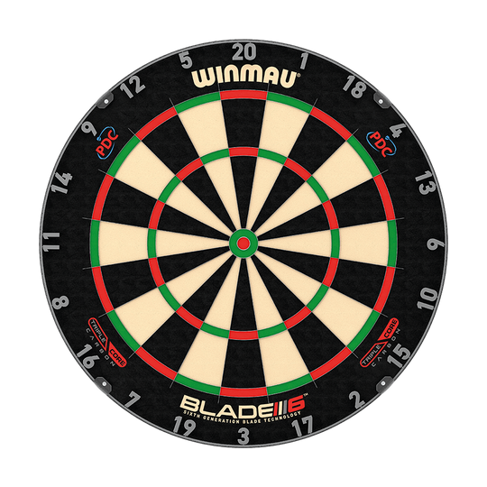 3032_Winmau_Blade_6_TripleCore_Steeldartboard_1_PDC Das Bild zeigt ein Winmau Blade 6 TripleCore Steeldartboard. Die Dartscheibe hat ein klassisches Design mit schwarzen, weißen, roten und grünen Feldern.