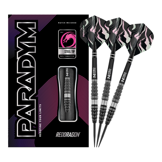 Dardi in acciaio Paradym Torpedo del drago rosso Das Bild zeigt die Red Dragon Paradym Torpedo Steeldarts zusammen mit ihrer Verpackung. Die Darts haben ein schwarz-silbernes Design und sind für Präzision und Langlebigkeit bekannt.