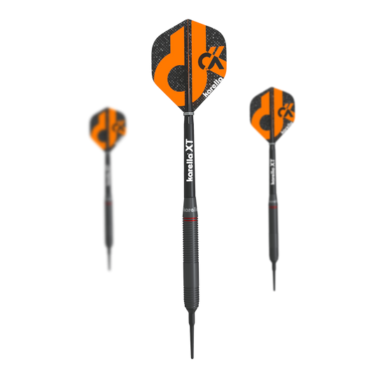 Karella Daniel Klose freccette morbide Das Bild zeigt drei Softdarts der Marke Karella Daniel Klose. Die Darts sind schwarz mit orangefarbenen Flights und haben das Karella-Logo darauf.