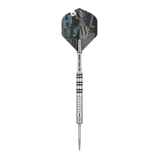 Freccette in acciaio Chris Dobey GEN1 Swiss Point Das Bild zeigt einen silbernen Steeldartpfeil mit einer schwarzen Flight und dem Aufdruck "PRO GRIP" auf dem Schaft. Der Flight hat farbige Buchstaben in Blau, Gelb und Weiß aufgedruckt.