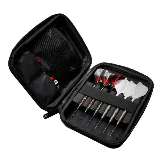 Portafoglio per freccette Winmau Armor G2 Das Bild zeigt ein geöffnetes Dartetui mit mehreren Darts und Ersatzflights. Die Darts und Flights sind ordentlich in Schaumstoff und Fächern einsortiert.