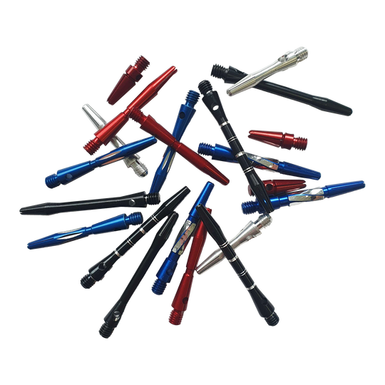 Alu-Shaft Surprise Set - 7 set Das Bild zeigt eine Auswahl an bunten Aluminiumschäften für Dartpfeile. Die Schäfte sind in verschiedenen Farben wie Rot, Blau, Schwarz und Silber enthalten.