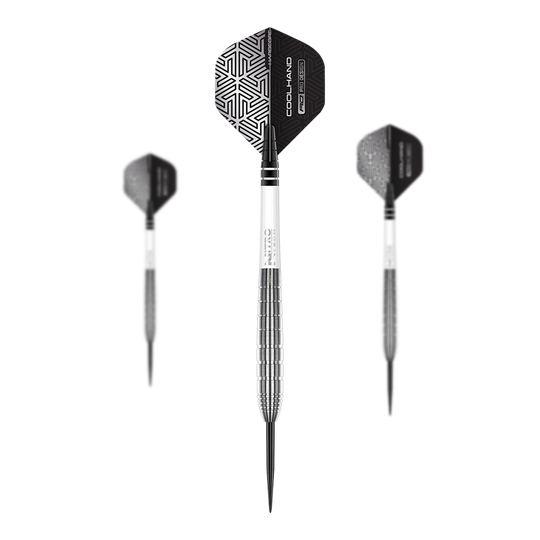 Freccette in acciaio Red Dragon Luke Humphries TX1 Pioneer Auf dem Bild sind drei Steeldarts mit schwarz-weißem Design zu sehen. Die Flights haben ein geometrisches Muster und der Schaft ist silberfarben mit feinen Rillen.