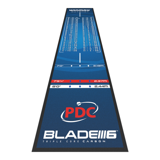 Tappetino per freccette Winmau Outshot Die Abbildung zeigt die Winmau Outshot Dartmatte 2024 in blauem Design. Auf der Matte sind verschiedene Abwurflinien, Checkout-Tabelle und das PDC-Logo abgebildet.