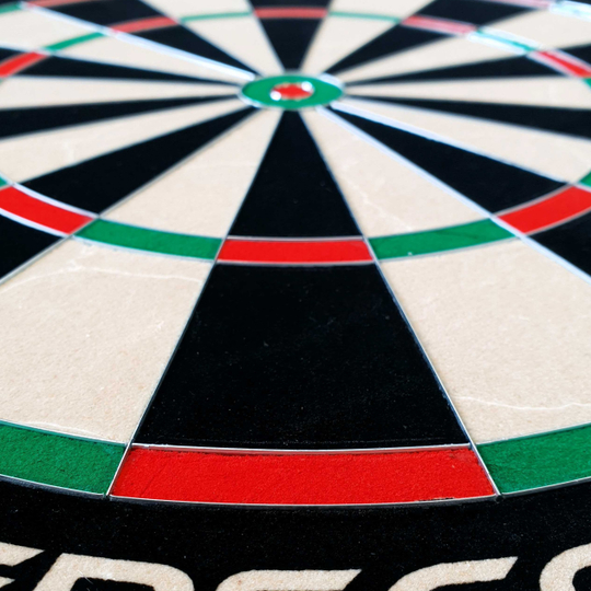 Bersaglio per freccette in acciaio GOAT Everscore Das Bild zeigt ein GOAT Everscore Steeldartboard aus nächster Nähe. Die farbigen Felder und der Mittelpunkt sind deutlich erkennbar.