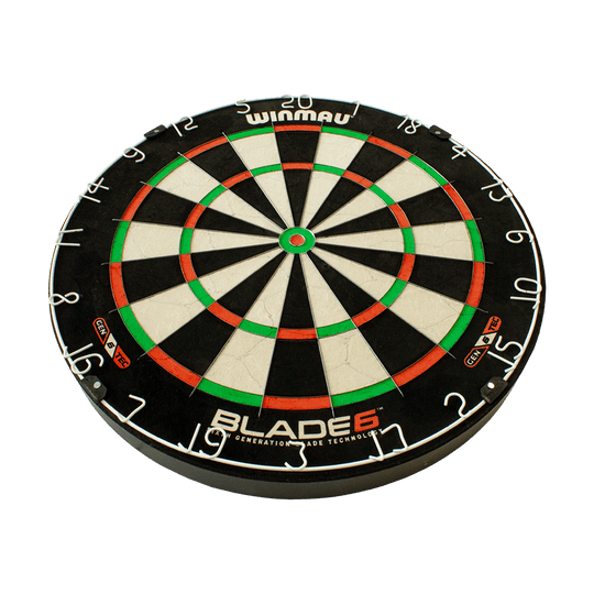 3033_Winmau_Blade_6_Steeldartboard_2 Das Bild zeigt das Winmau Blade 6 Steeldartboard. Die Dartscheibe hat ein klassisches Design mit schwarzen, weißen, roten und grünen Segmenten.