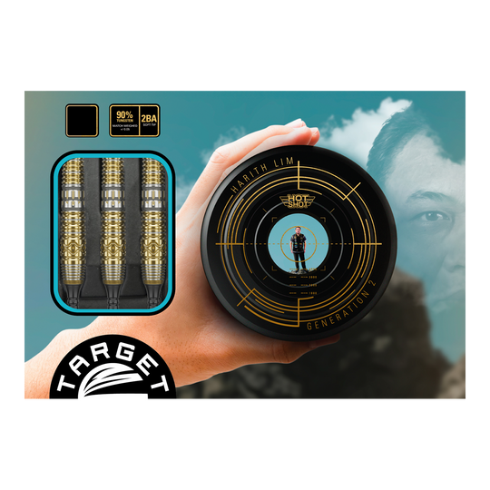 Target Japan Hot Shot GEN2 Freccette morbide - 19 g Das Bild zeigt die Target Japan Hot Shot GEN2 Softdarts mit einem Gewicht von 19g. Drei goldfarbene Darts sind in einer Box zu sehen, daneben wird ein rundes Behältnis mit einem Zielscheiben-Design präsentiert.