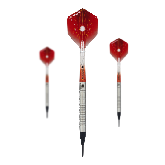Freccette morbide Unicorn Core XL Striker Style 1 - 19 g Das Bild zeigt drei Softdarts des Modells "Unicorn Core XL Striker Style 1" mit einem Gewicht von 19g. Die Flights der Darts sind rot mit einem Blitzdesign, und die Schäfte sind silbern.
