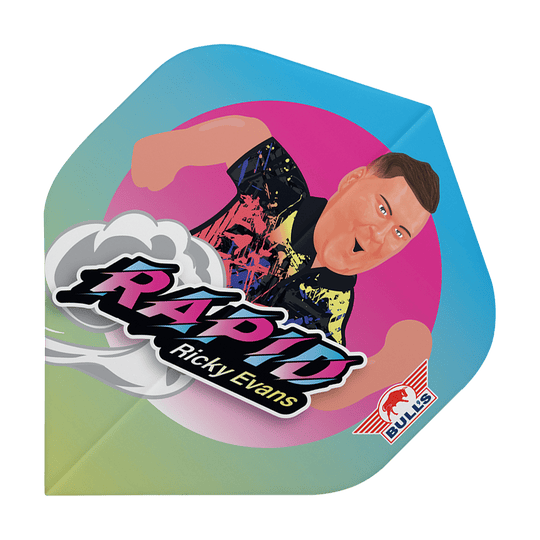 Bulls NL Player 100 Ricky Evans Cartoon No2 Voli standard Das Bild zeigt ein Dartflight mit einer bunten Karikatur von Ricky Evans. Auf dem Flight steht „Rapid Ricky Evans“ und unten rechts befindet sich das Bulls-Logo.