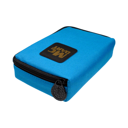 707_McDart_Tasche_Klein_Blau_2 Die Abbildung zeigt die blaue McDart Tasche Klein mit einem schwarzen Reißverschluss. Auf der Oberseite ist ein schwarzes Logo mit der Aufschrift "MC DART" zu sehen.