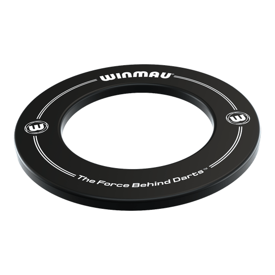 Winmau Dartboard Surround 2022 Auf dem Bild ist ein schwarzer Dartboard-Surround der Marke Winmau zu sehen. Auf dem Surround steht der Slogan „The Force Behind Darts“.