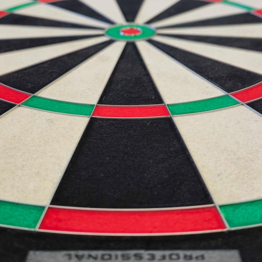 Bersaglio per freccette in acciaio Harrows Fortis Harrows Fortis Steeldartboard ist ein Steeldartboard für Dartspieler. Dieses Produkt ist ideal für Präzision und Haltbarkeit beim Dartspiel.