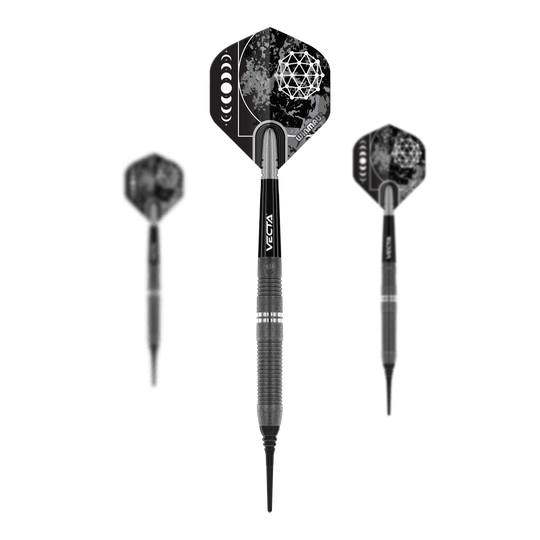 Freccette morbide Winmau Callisto 03 - 20 g Das Bild zeigt drei Softdarts des Modells "Winmau Callisto 03" mit einem Gewicht von 20g. Die Darts haben schwarze Flights mit geometrischem Muster und schwarzen Schäften.