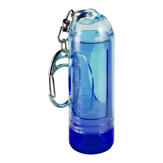 Custodia per punta Lipstock stile L Dies ist ein blauer, transparenter Kunststoffbehälter mit einem Karabiner. Er eignet sich zum Aufbewahren kleiner Gegenstände und kann einfach an Taschen befestigt werden.