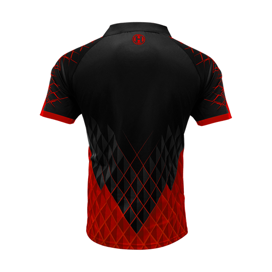 HRS-26036_Harrows_Paragon_Dartshirt_Rot_2 Das Bild zeigt das Harrows Paragon Dartshirt in Rot von hinten. Das Shirt hat ein modernes Design mit schwarzen und roten geometrischen Mustern.