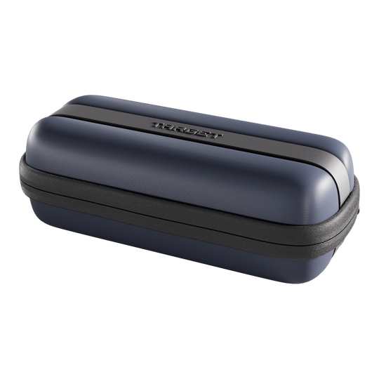 Custodia per freccette Target BOA Das Bild ist eine Detailansicht eines Dartcase in Navy und Dunkelgrau. Das Etui bietet Schutz und Aufbewahrung für Darts.