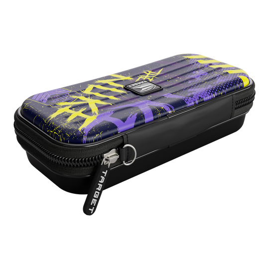Custodia per freccette Target Takoma Luke Littler Das Bild zeigt das "Target Takoma Luke Littler Dartcase" mit einem auffälligen Design in Lila, Gelb und Schwarz. Das Etui hat einen Reißverschluss und das Target-Logo ist gut sichtbar.
