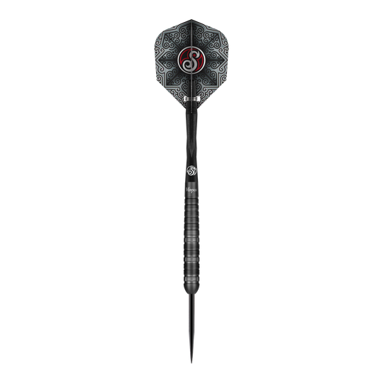 Das Bild zeigt einen Shot Pro-Series Haupai Puha 2 Steeldart mit einem Gewicht von 24g. Der Dart ist schwarz und hat ein auffälliges, gemustertes Flight-Design.