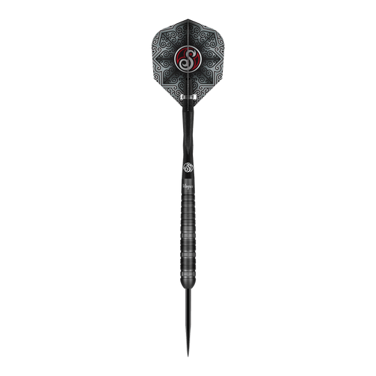 Shot Pro-Series Haupai Puha 2 freccette in acciaio - 24 g Das Bild zeigt einen Shot Pro-Series Haupai Puha 2 Steeldart mit einem Gewicht von 24g. Der Dart ist schwarz und hat ein auffälliges, gemustertes Flight-Design.