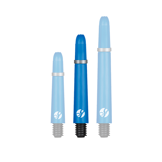 Aste Shot Koi Carbon - Blu Das Bild zeigt drei blaue Carbon-Schäfte in unterschiedlichen Längen. Jeder Schaft hat unten ein schwarzes Schraubgewinde und ein silbernes Ringdetail.