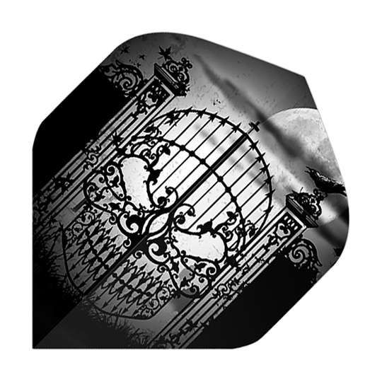 Alchemy Abbandona ogni speranza No2 Voli standard Das Bild zeigt ein schwarz-weißes Motiv mit einem verzierten eisernen Tor vor einem Vollmond. Eine Krähe sitzt auf einem der Torpfeiler und verstärkt die mystische Atmosphäre.