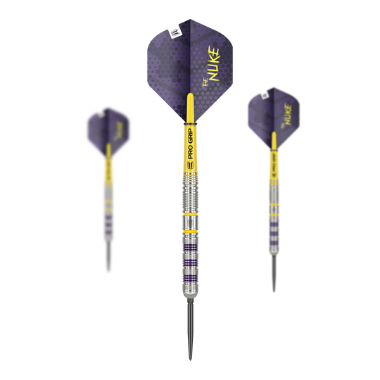 Target Luke Littler Loadout Freccette in acciaio Swiss Point Das Bild zeigt die Target Luke Littler Loadout Swiss Point Steeldarts. Die Darts sind silberfarben mit gelben und violetten Akzenten und haben violette Flights mit der Aufschrift "The Nuke".