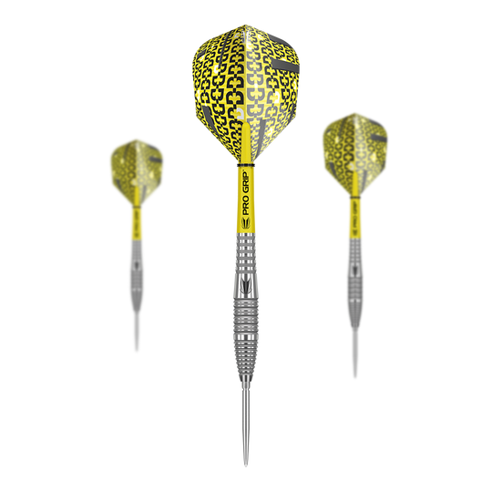 Freccette in acciaio Target Bolide 05 Swiss Point Das Bild zeigt drei Target Bolide 05 Swiss Point Steeldarts mit gelben Flights und silbernen Spitzen. Die Darts haben auffällige Pro Grip Schäfte und ein modernes Design.