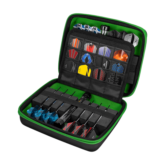 In diesem Bild sieht man ein aufklappbares Dart-Set in einer schwarzen Hülle mit grünem Innenfutter. Verschiedene Dartpfeile und Flights sind ordentlich in Fächern und Halterungen angeordnet.