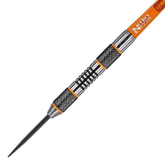 Red Dragon Amberjack 5 freccette in acciaio - 24 g Dies ist ein Red Dragon Amberjack 5 Steeldart mit einem Gewicht von 24 Gramm. Der Dart hat ein silbernes und schwarzes Design mit orangenen Akzenten und einem Nitro Tech Schaft.
