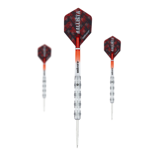 Freccette in acciaio Unicorn Ballista Style 1 Das Bild zeigt drei Steeldarts des Modells "Unicorn Ballista Style 1". Die Darts haben silberne Spitzen und Schäfte mit rot-schwarzen Flights, auf denen "Ballista" steht.