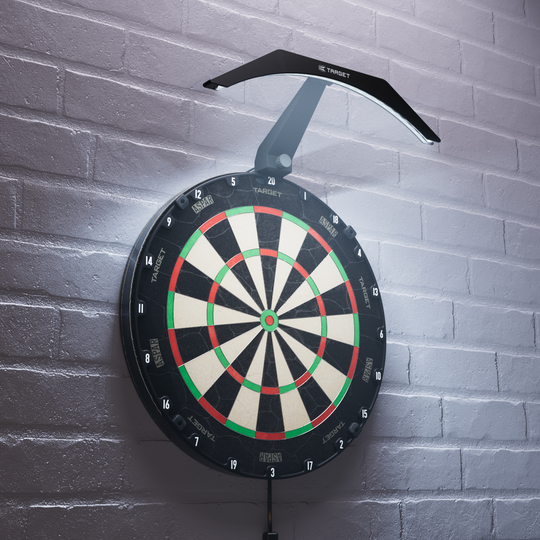 Illuminazione per bersaglio Target ARC V2 Das Bild zeigt eine Dartboard-Beleuchtung namens "Target ARC V2", die über einem Dartboard an der Wand montiert ist. Das Licht leuchtet das Dartboard gleichmäßig aus und sorgt für eine klare Sicht auf die Felder.