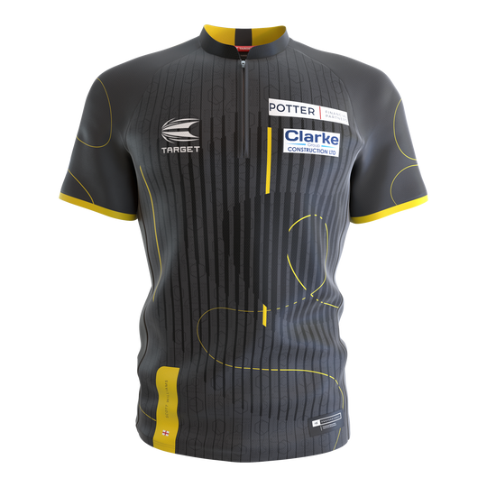 Maglietta Target Coolplay Collarless Scott Williams con freccette Das Bild zeigt ein kurzärmliges Dartshirt ohne Kragen in dunklem Grau mit gelben Akzenten. Auf dem Shirt befinden sich Sponsorenlogos sowie dezente Musterlinien.