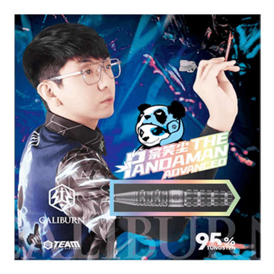 Caliburn Player The Pandaman Advanced Steeldarts - 23 g Das Bild zeigt die Steeldarts "Caliburn Player The Pandaman Advanced" mit einem Gewicht von 23g. Im Vordergrund ist ein Spieler mit Dartpfeil sowie das Produktdesign und ein Panda-Logo zu sehen.