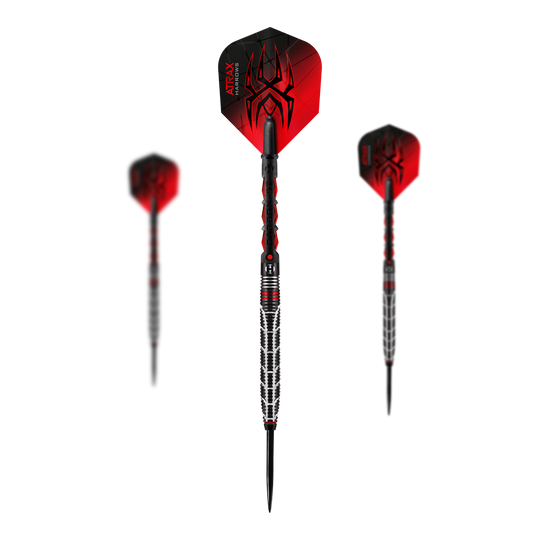 Freccette d'acciaio Atrax di Harrows Das Bild zeigt drei schwarze und rote Steeldarts mit markantem Spinnennetz-Design auf den Flights. Die Spitzen und Griffe der Darts sind silbern und haben ein auffälliges Muster.